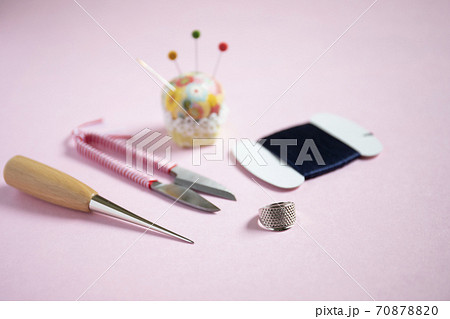 カップケーキ風のピンクッションと裁縫道具 の写真素材