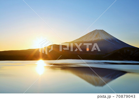 富士山と新年の光 70879043