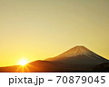 富士山と初日の出 70879045