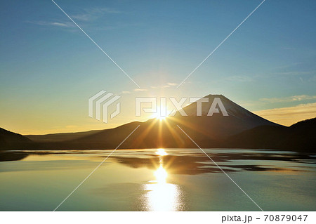 富士山と新年の光 70879047