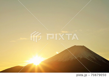 富士山と初日の出 70879050