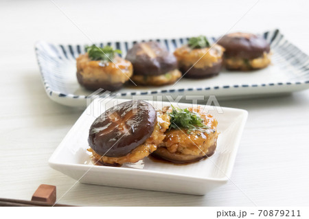 椎茸の肉詰め_横位置 70879211