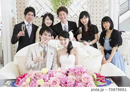 記念撮影をする新郎新婦と友人 70879661