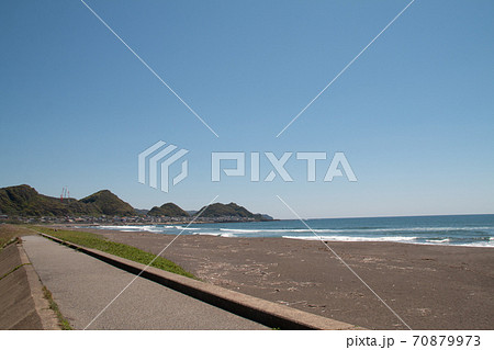 海と砂浜。日本の海岸。ウィズコロナ、地方移住イメージ 海と砂浜。日本の海岸。ウィズコロナ、地方移住イメージ 70879973