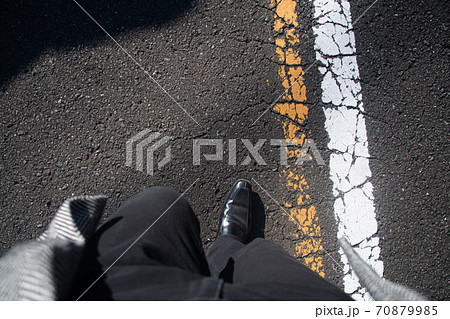道路を歩く男性の足主観視点。冬、黒いズボンとコート 道路を歩く男性の足主観視点。冬、黒いズボンとコート 70879985