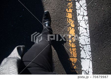 道路を歩く男性の足主観視点。冬、黒いズボンとコート 道路を歩く男性の足主観視点。冬、黒いズボンとコート 70879987