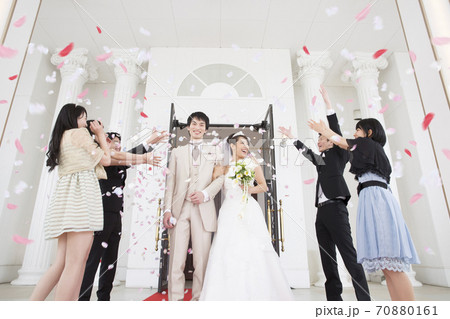 祝福される新郎新婦 祝福される新郎新婦 70880161