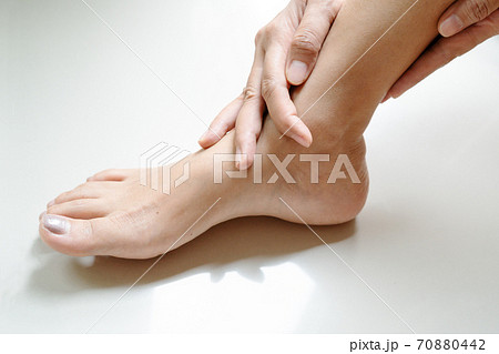 women leg ankle injury/painful, women touch the pain ankle leg women leg ankle injury/painful, women touch the pain ankle leg 70880442