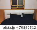 ベッドルーム。寝室。白いダブルベッドと黒い掛布団 70880512