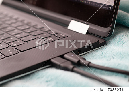 黒いノートパソコンクローズアップ 黒いノートパソコンクローズアップ 70880514