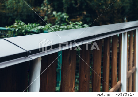 台風被害で何度壊れてもその都度作り直す簡易な板塀 台風被害で何度壊れてもその都度作り直す簡易な板塀 70880517