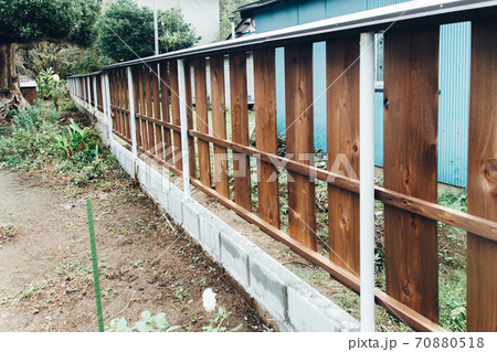 台風被害で何度壊れてもその都度作り直す簡易な板塀 台風被害で何度壊れてもその都度作り直す簡易な板塀 70880518