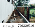 台風被害で何度壊れてもその都度作り直す簡易な板塀 70880519