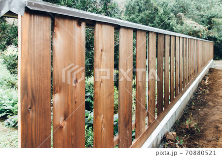 台風被害で何度壊れてもその都度作り直す簡易な板塀 台風被害で何度壊れてもその都度作り直す簡易な板塀 70880521