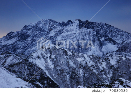 北アルプス燕岳　冬の朝　燕山荘からの風景　初冠雪の凍る穂高連峰遠景 70880586