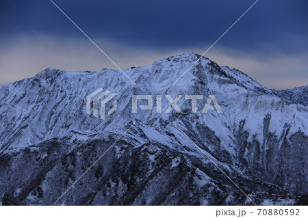 北アルプス燕岳 冬の朝 燕山荘からの風景 初冠雪の凍る大天井岳 北アルプス燕岳 冬の朝 燕山荘からの風景 初冠雪の凍る大天井岳 70880592