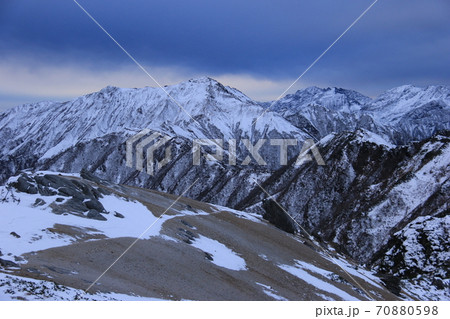 北アルプス燕岳 冬の朝 燕山荘からの風景 初冠雪の凍る大天井岳、穂高連峰遠景 北アルプス燕岳 冬の朝 燕山荘からの風景 初冠雪の凍る大天井岳、穂高連峰遠景 70880598