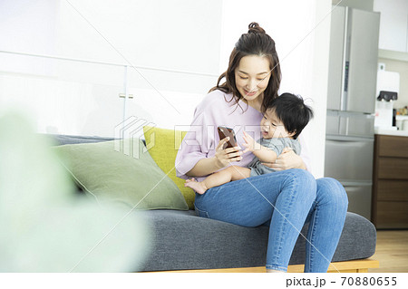 スマホを見る赤ちゃんとママ スマホを見る赤ちゃんとママ 70880655
