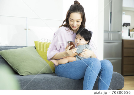 スマホを見る赤ちゃんとママ 70880656