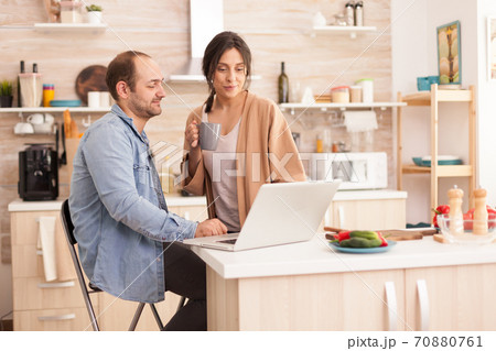 Couple surfing on web 70880761