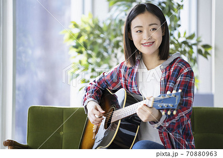 ギターを持った若い女性 ギターを持った若い女性 70880963