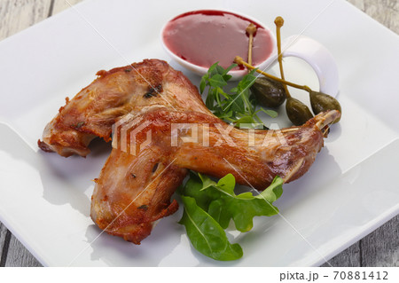 Roasted rabbit legs 70881412