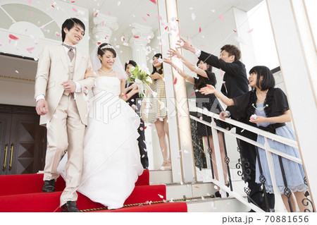 祝福される新郎新婦 70881656