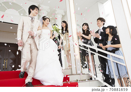 祝福される新郎新婦 祝福される新郎新婦 70881659