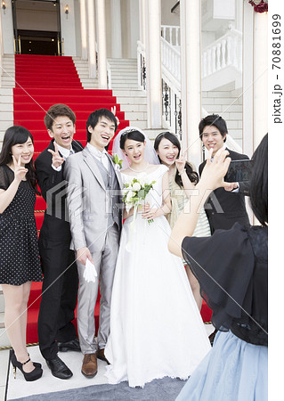 記念撮影をする新郎新婦 記念撮影をする新郎新婦 70881699