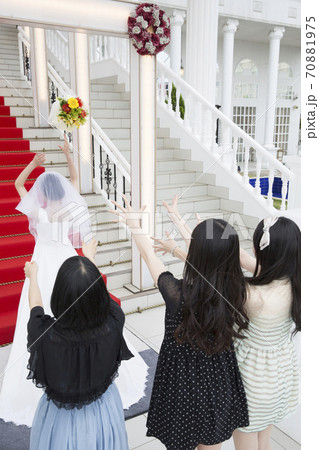 ブーケトスをする花嫁 ブーケトスをする花嫁 70881975