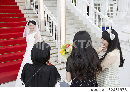 ブーケトスをする花嫁 70881978