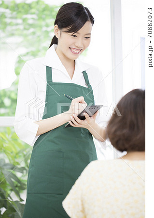 注文をとる女性店員 注文をとる女性店員 70882073