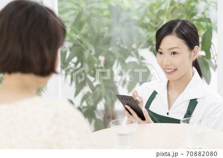 注文をとる女性店員 注文をとる女性店員 70882080
