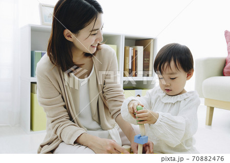 おもちゃで遊ぶ親子 おもちゃで遊ぶ親子 70882476