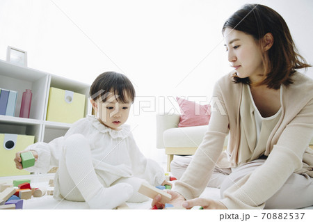 おもちゃで遊ぶ親子 おもちゃで遊ぶ親子 70882537