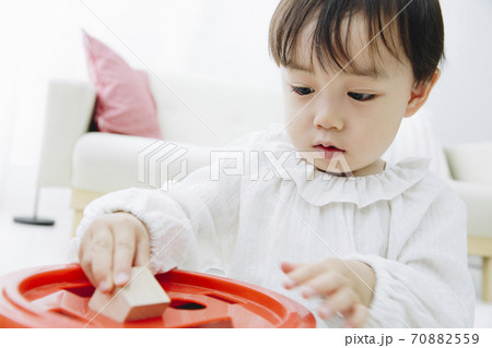 おもちゃで遊ぶ幼児 おもちゃで遊ぶ幼児 70882559