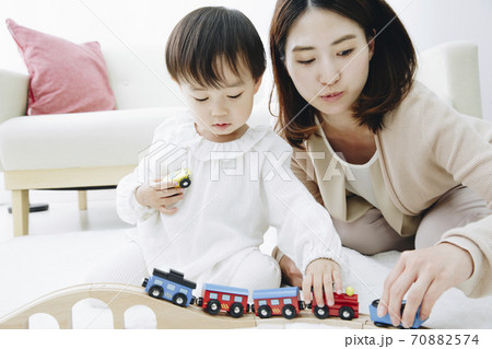 おもちゃで遊ぶ親子 おもちゃで遊ぶ親子 70882574