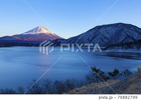 富士山と冬の本栖湖 山梨県身延町にて 富士山と冬の本栖湖 山梨県身延町にて 70882799