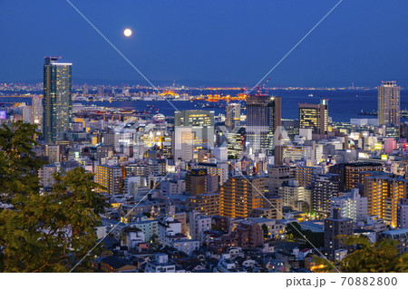 神戸の夜景と中秋の名月 神戸市中央区諏訪山公園にて 神戸の夜景と中秋の名月 神戸市中央区諏訪山公園にて 70882800