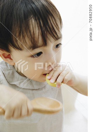 おもちゃで遊ぶ幼児 おもちゃで遊ぶ幼児 70882950