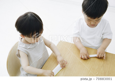 折り紙をする男の子 折り紙をする男の子 70883001