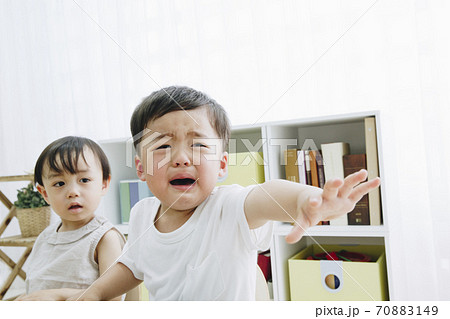 泣く幼児 70883149