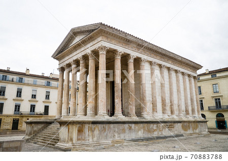 南仏ニーム 古代ローマ神殿 メゾン カレ フランス の写真素材 7087