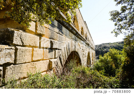 古代ローマ水道橋ポン・デュ・ガール（フランス） 70883800