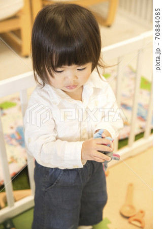 キッズスペースで遊ぶ女の子 70884085