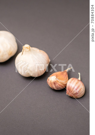Two garlic heads and garlic cloves Two garlic heads and garlic cloves 70884304