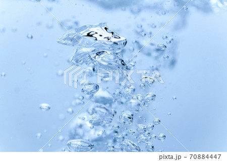 水中を漂う気泡 70884447