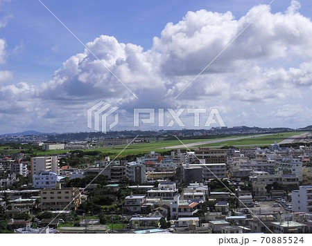 嘉数高台公園の展望台からみた宜野湾市 70885524
