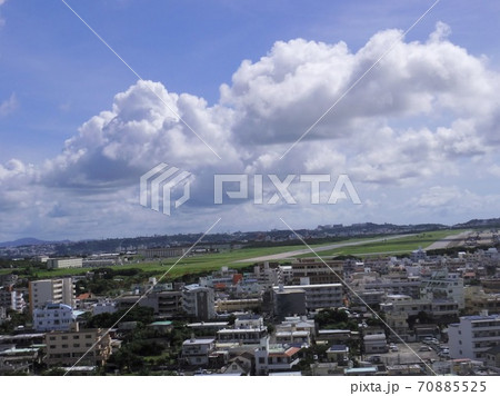 嘉数高台公園の展望台からみた宜野湾市 70885525