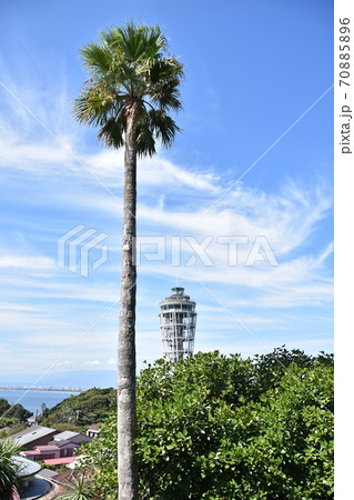 江の島展望灯台と秋の空 70885896